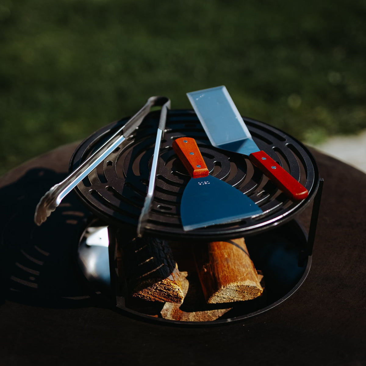 Ensemble : gril plancha à feu Aska + accessoires de barbecue + roulettes